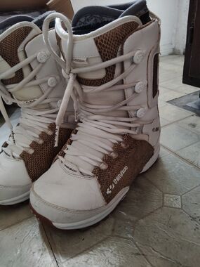 ThirtyTwo Women Lashed Snowboard Boots (9) Tan "OBO"